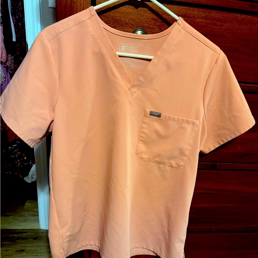 Figs Pink sands Size M Catarina one pocket top, size M/P kade cargo pant.